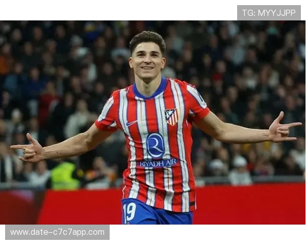 足球场上的风采之星，耀眼球场魅力尽显，领略球星们的帅气瞬间