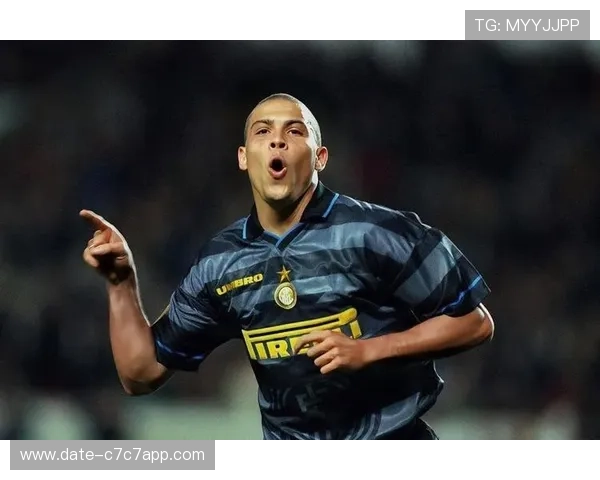 足球巨星风采展示 精彩瞬间定格球场荣耀