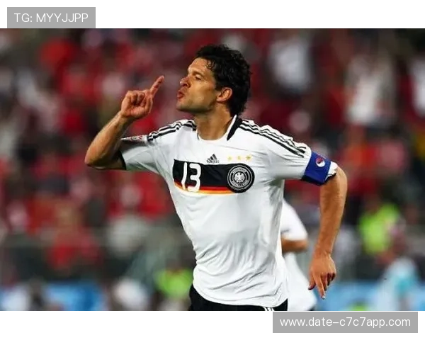 足球巨星告别足坛：传奇离去引发全球球迷热议与深思